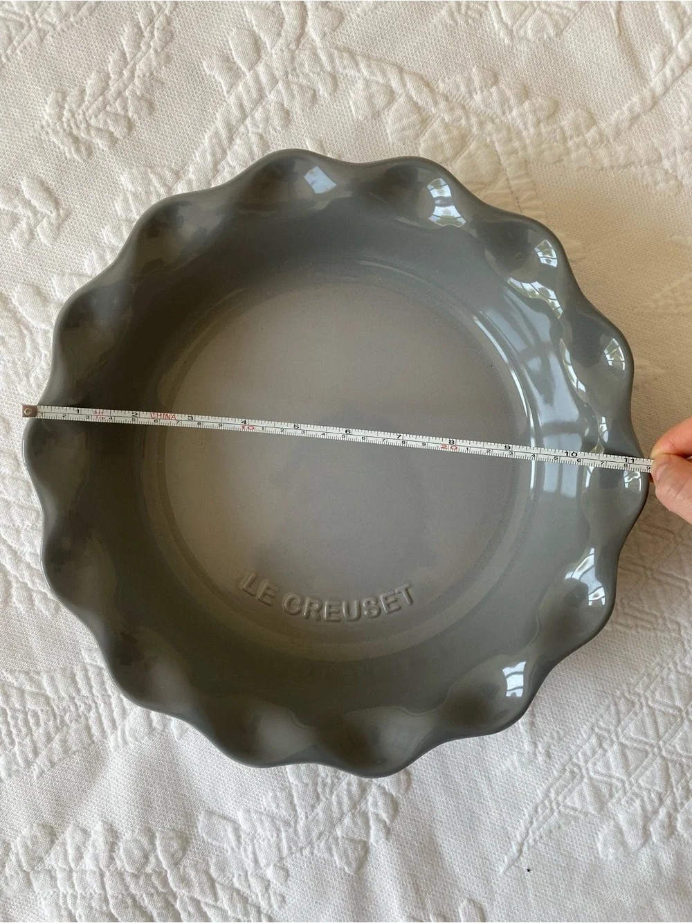 Le Creuset Oyster Gray Scalloped Stoneware Pie Dish USED ONCE